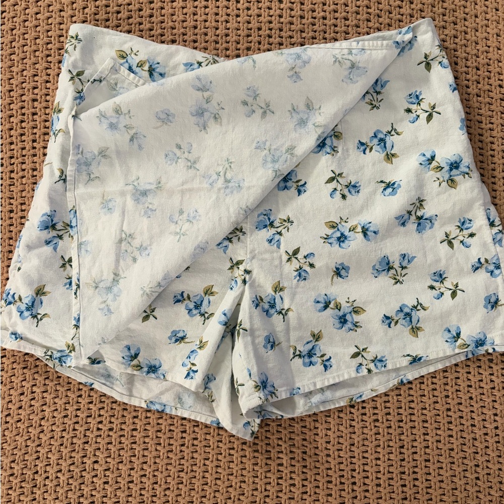 Old Navy White Wrap-Front Skort with Blue Floral Print - Picture 2 of 4